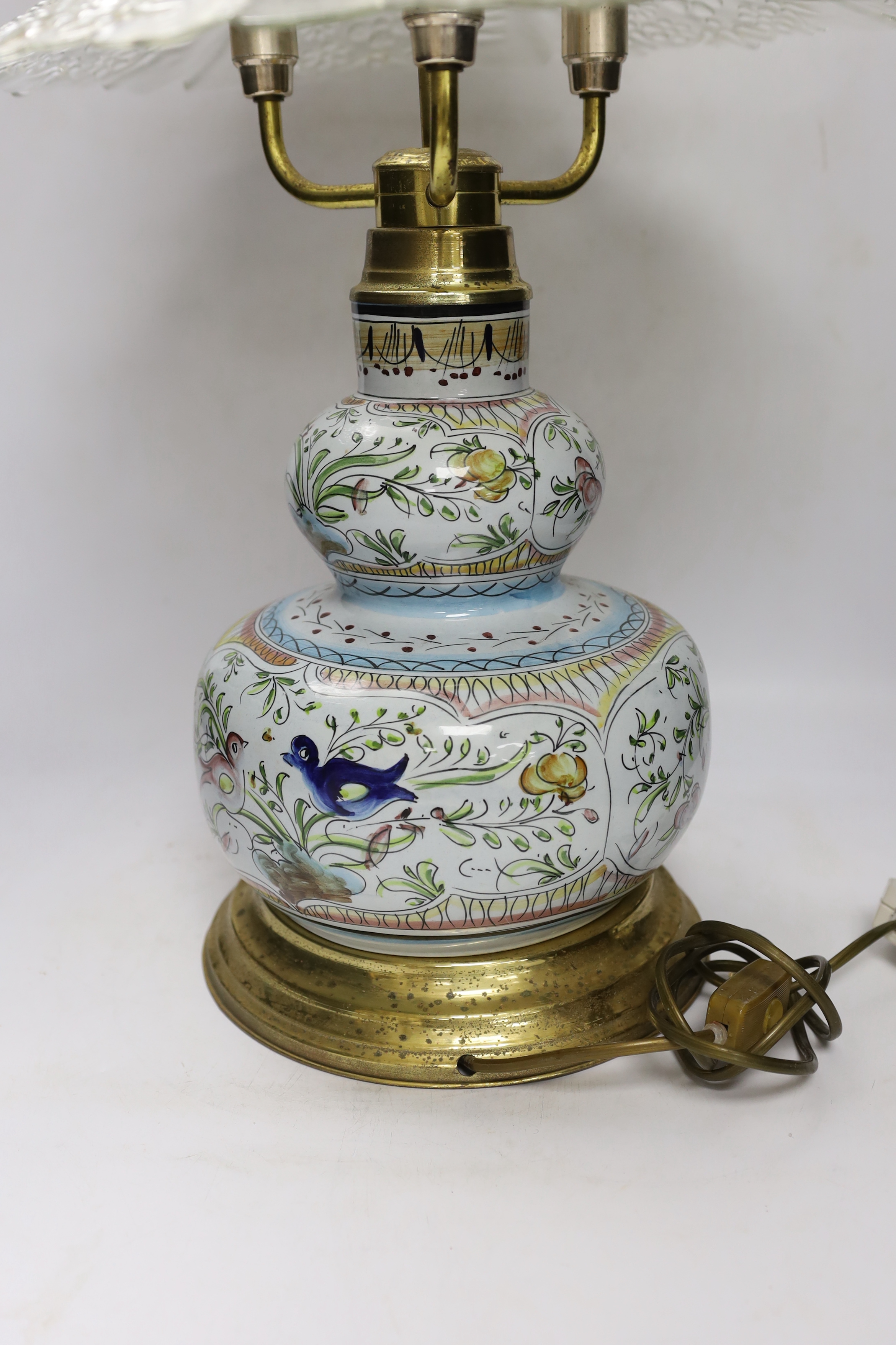 An Italian maiolica table lamp with moulded glass shade, 74cm